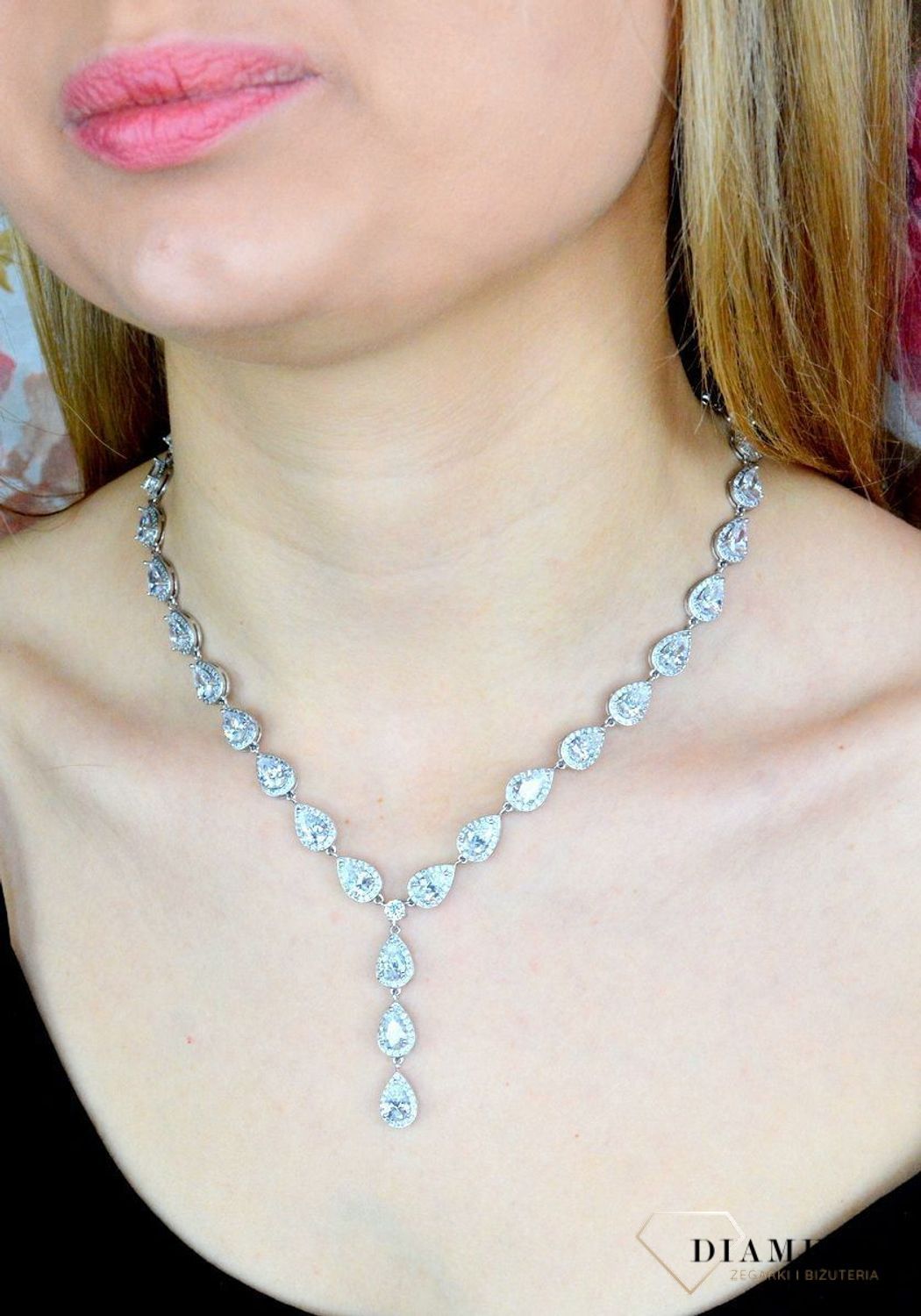 Srebrny naszyjnik damski Błyszcząca kolia DIA-NSZ-KOLIA-LSNIENIE-925. Naszyjnik, który idealnie dopełni stylizacje na ważne momenty takie jak śluby, komunie. Dzięki temu dodatkowi każda kobieta poczuje się zjawiskowo. Biżu.jpg