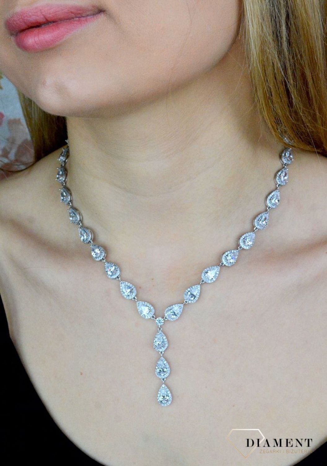 Srebrny naszyjnik damski Błyszcząca kolia DIA-NSZ-KOLIA-LSNIENIE-925. Naszyjnik, który idealnie dopełni stylizacje na ważne momenty takie jak śluby, komunie. Dzięki temu dodatkowi każda kobieta poczuje się zjawiskowo. Biżu.jpg