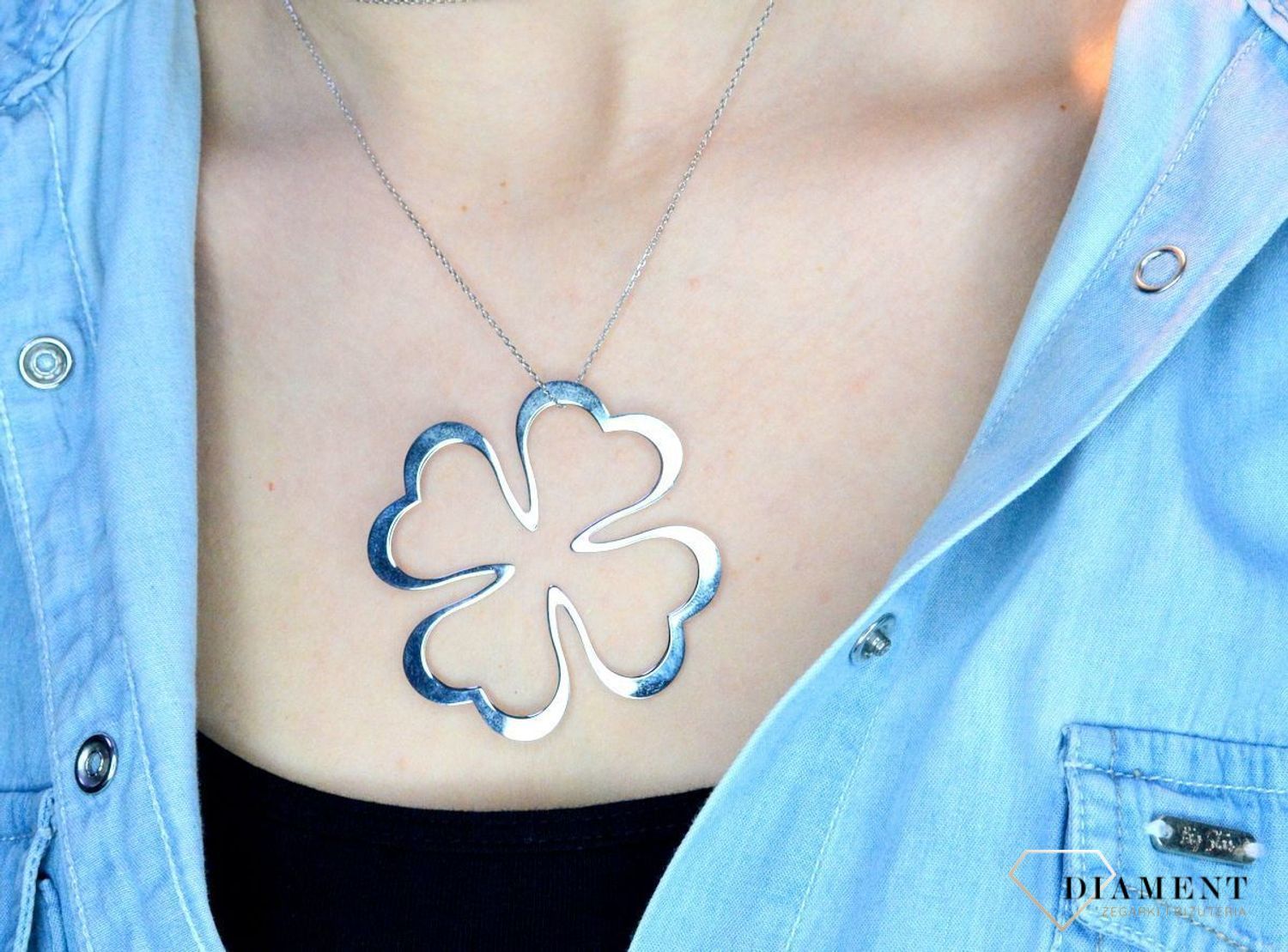 Srebrny naszyjnik 80 cm duża koniczynka DIA-NSZ-KONICZYNKA-5CM-925. Naszyjnik z dużą zawieszką w kształcie koniczynki. Czterolistna koniczyna symbolizuje szczęście. Wielkość zawieszki to 5,5cm. Naszyjnik z nowoczesną zawieszk.jpg