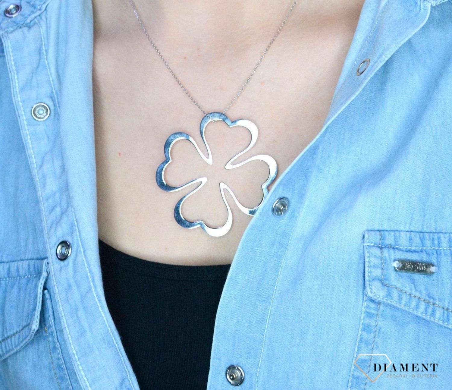 Srebrny naszyjnik 80 cm duża koniczynka DIA-NSZ-KONICZYNKA-5CM-925. Naszyjnik z dużą zawieszką w kształcie koniczynki. Czterolistna koniczyna symbolizuje szczęście. Wielkość zawieszki to 5,5cm. Naszyjnik z nowoczesną zawieszk.jpg