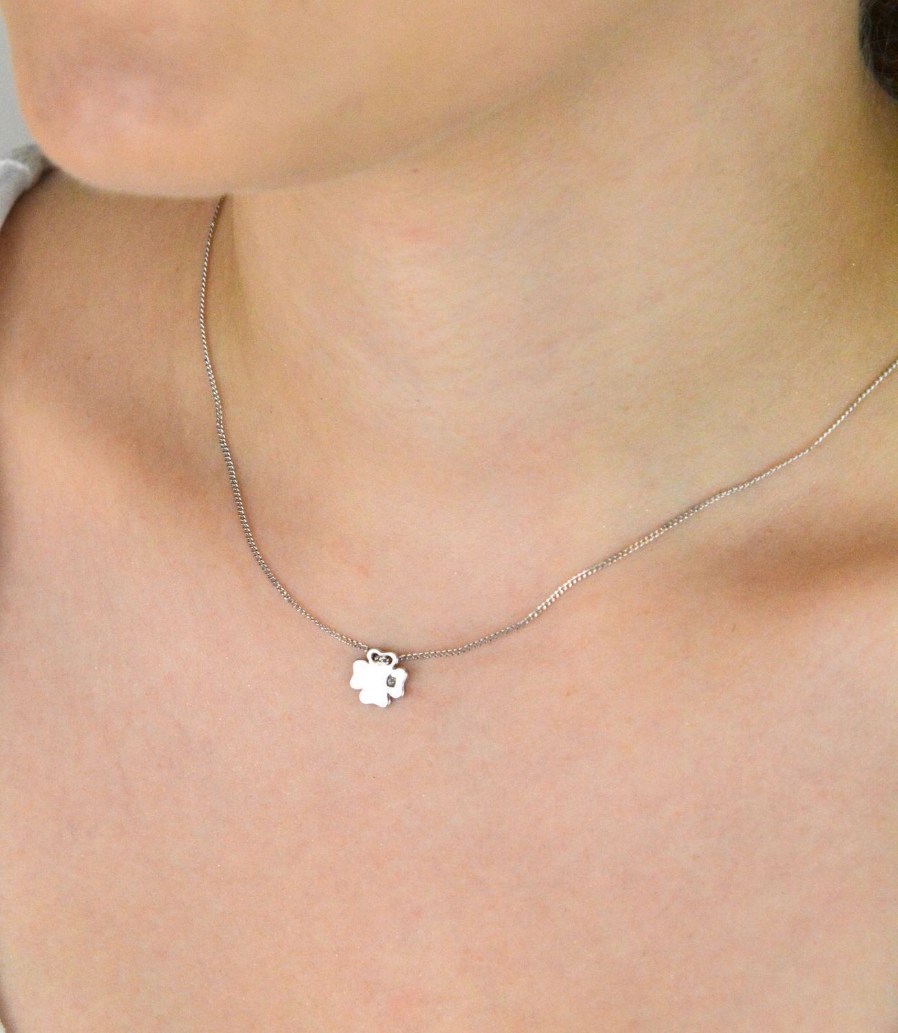 Delikatny srebrny naszyjnik celebrytka DIA-NSZ-KONICZYNKA3-925 z zawieszką w kształcie koniczynki. Próba 925, długość 38+3 cm, waga 2,18 g. Idealny jako talizman szczęścia lub prezent.1.jpg