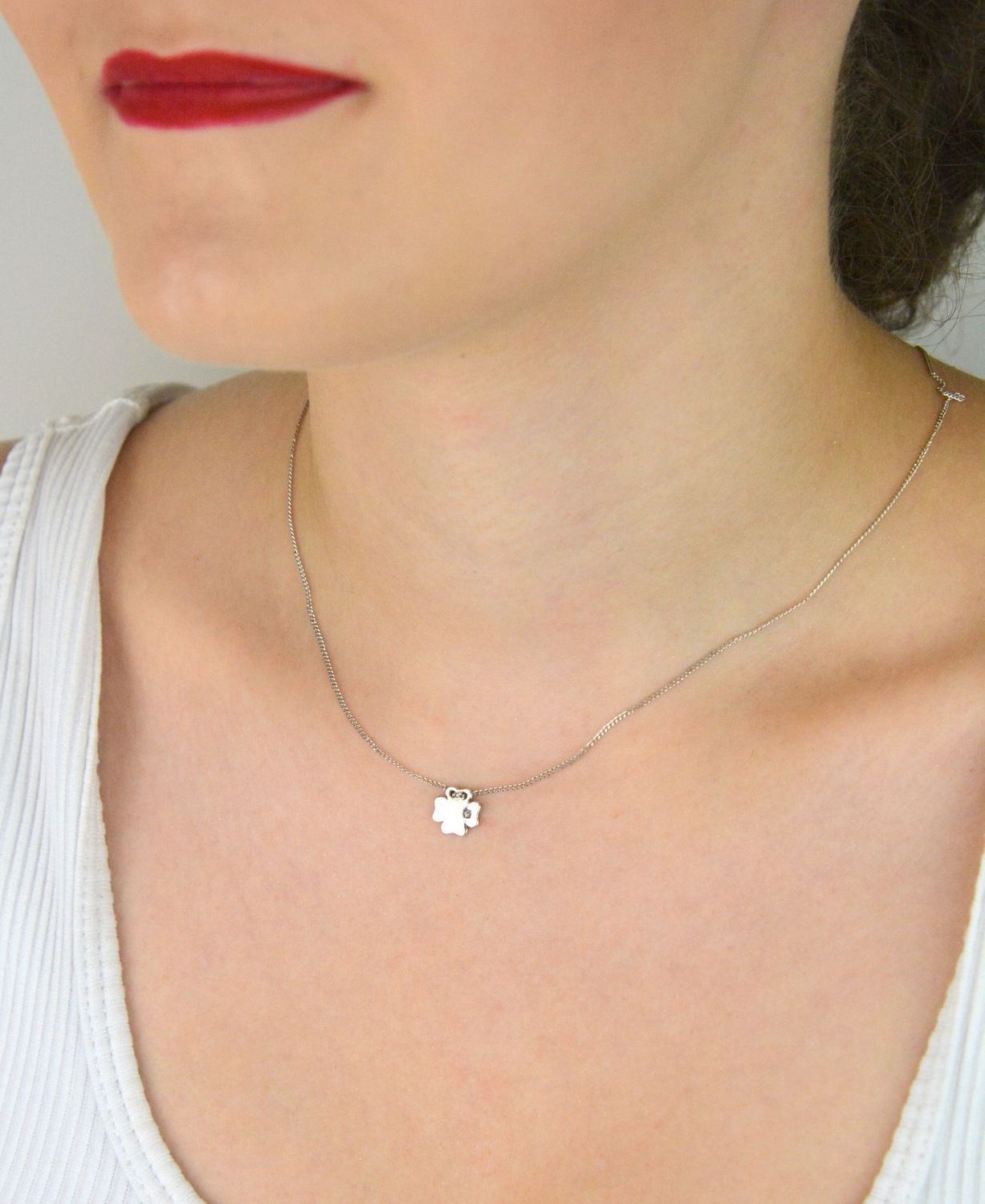 Delikatny srebrny naszyjnik celebrytka DIA-NSZ-KONICZYNKA3-925 z zawieszką w kształcie koniczynki. Próba 925, długość 38+3 cm, waga 2,18 g. Idealny jako talizman szczęścia lub prezent.1.jpg