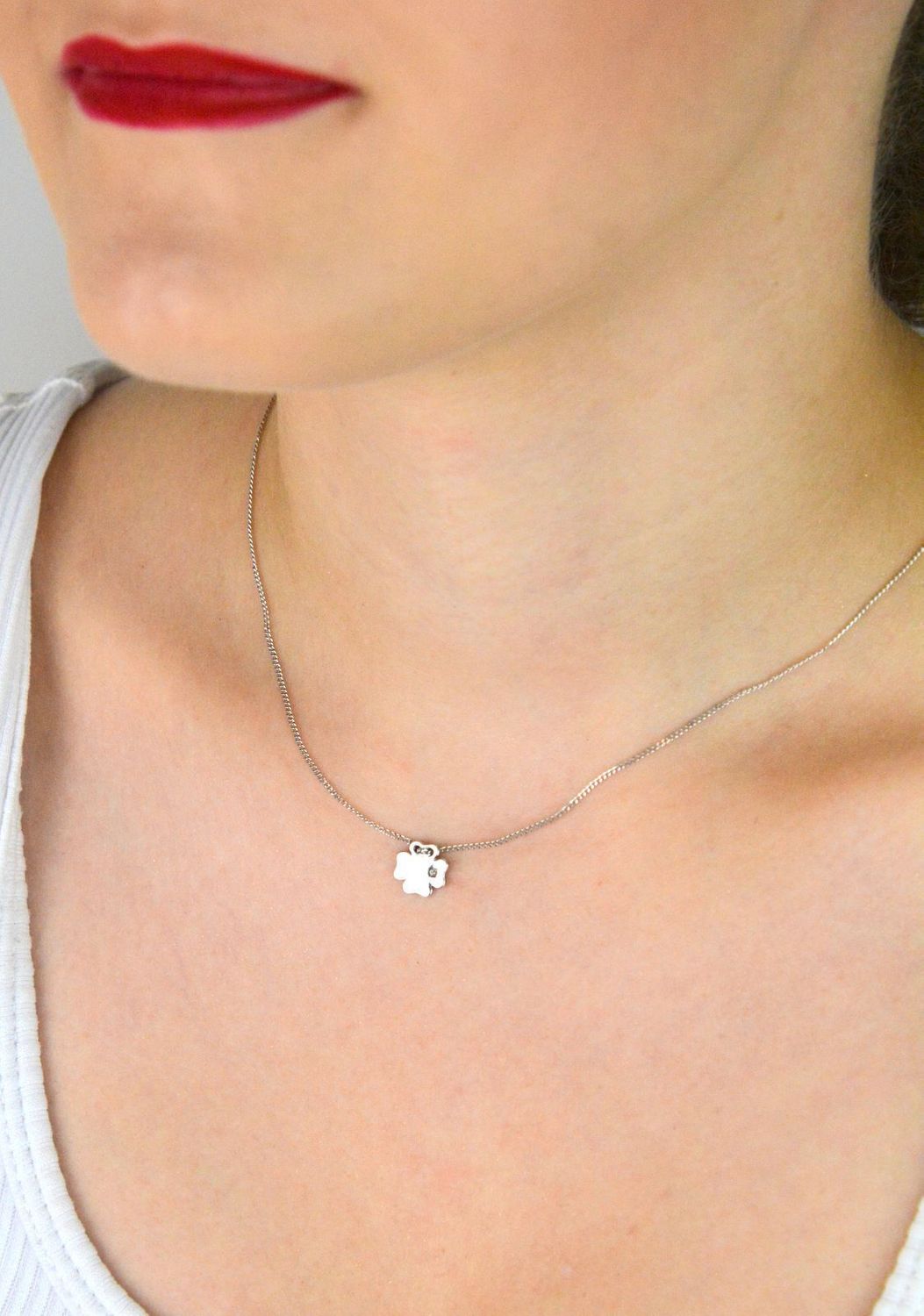 Delikatny srebrny naszyjnik celebrytka DIA-NSZ-KONICZYNKA3-925 z zawieszką w kształcie koniczynki. Próba 925, długość 38+3 cm, waga 2,18 g. Idealny jako talizman szczęścia lub prezent.1.jpg