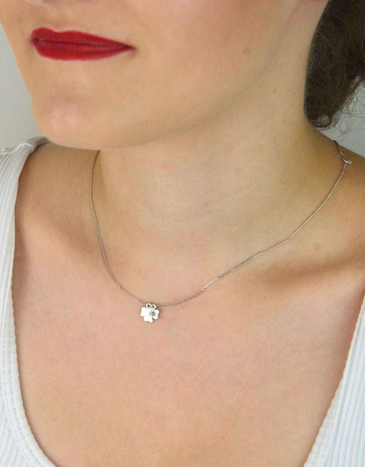 Delikatny srebrny naszyjnik celebrytka DIA-NSZ-KONICZYNKA3-925 z zawieszką w kształcie koniczynki. Próba 925, długość 38+3 cm, waga 2,18 g. Idealny jako talizman szczęścia lub prezent.1.jpg