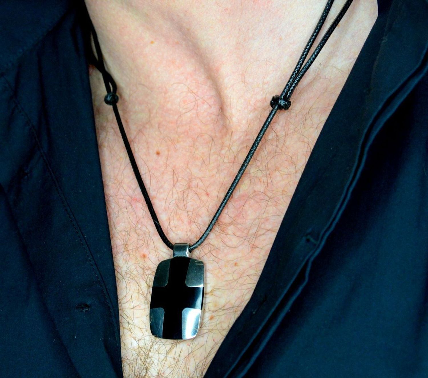 Naszyjnik rzemyk ze stalową zawieszką czarny krzyż DIA-NSZ-KRZYZ-STAL. Naszyjnik rzemyk z zawieszką stalową z motywem krzyża. Biżuteria wyróżnia się nowocze.jpg
