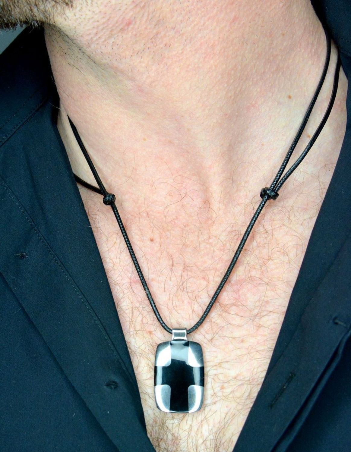 Naszyjnik rzemyk ze stalową zawieszką czarny krzyż DIA-NSZ-KRZYZ-STAL. Naszyjnik rzemyk z zawieszką stalową z motywem krzyża. Biżuteria wyróżnia się nowocze.jpg