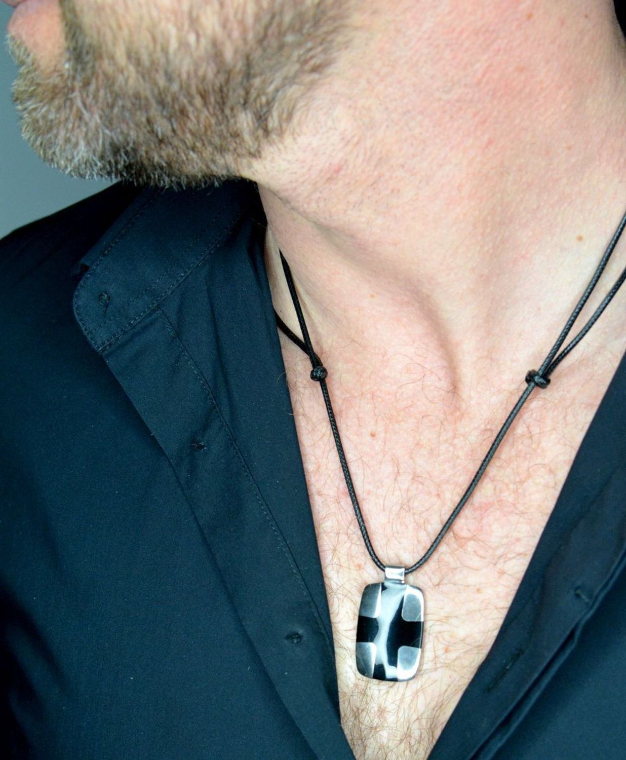 Naszyjnik rzemyk ze stalową zawieszką czarny krzyż DIA-NSZ-KRZYZ-STAL. Naszyjnik rzemyk z zawieszką stalową z motywem krzyża. Biżuteria wyróżnia się nowocze.jpg