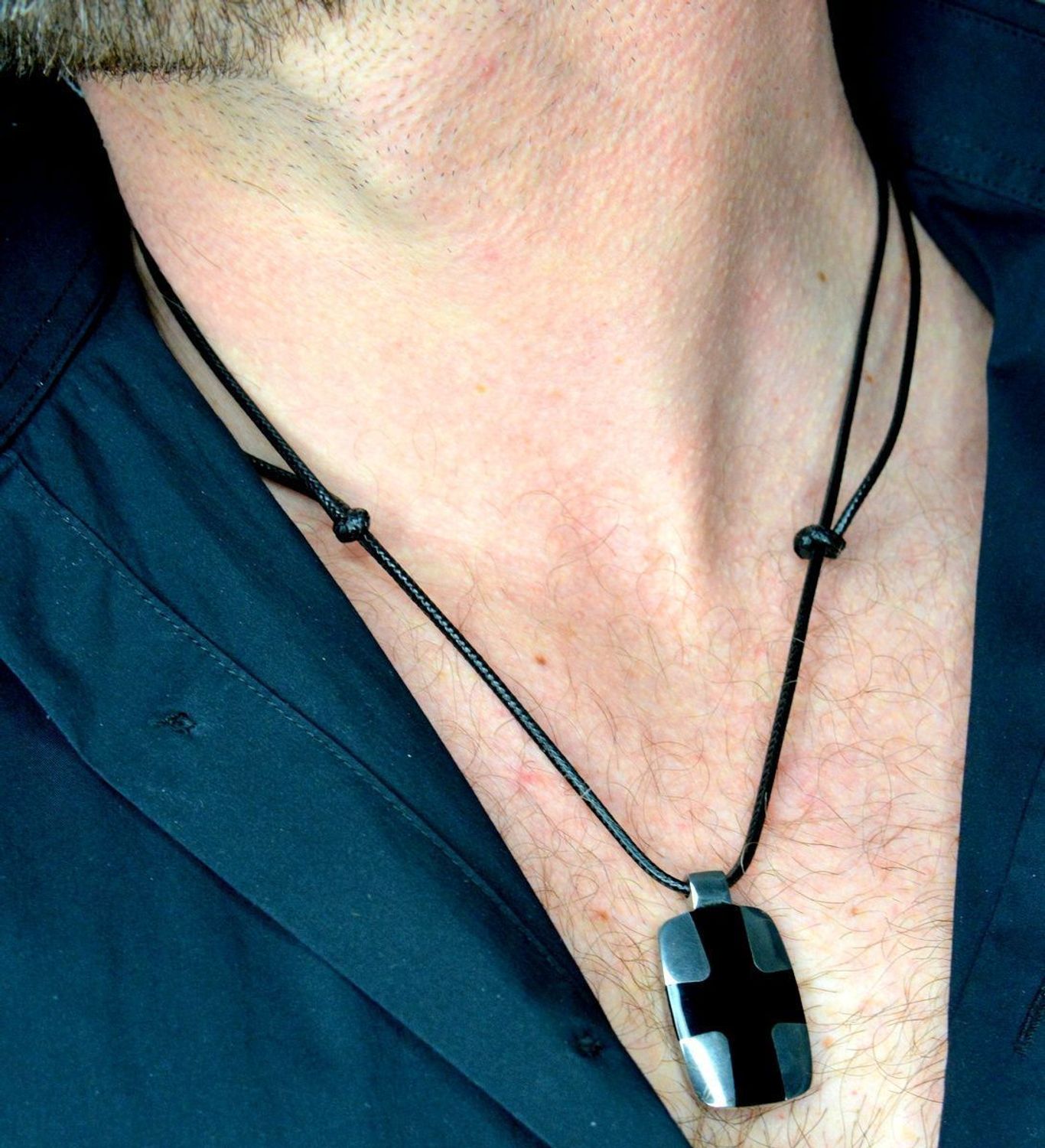 Naszyjnik rzemyk ze stalową zawieszką czarny krzyż DIA-NSZ-KRZYZ-STAL. Naszyjnik rzemyk z zawieszką stalową z motywem krzyża. Biżuteria wyróżnia się nowocze.jpg