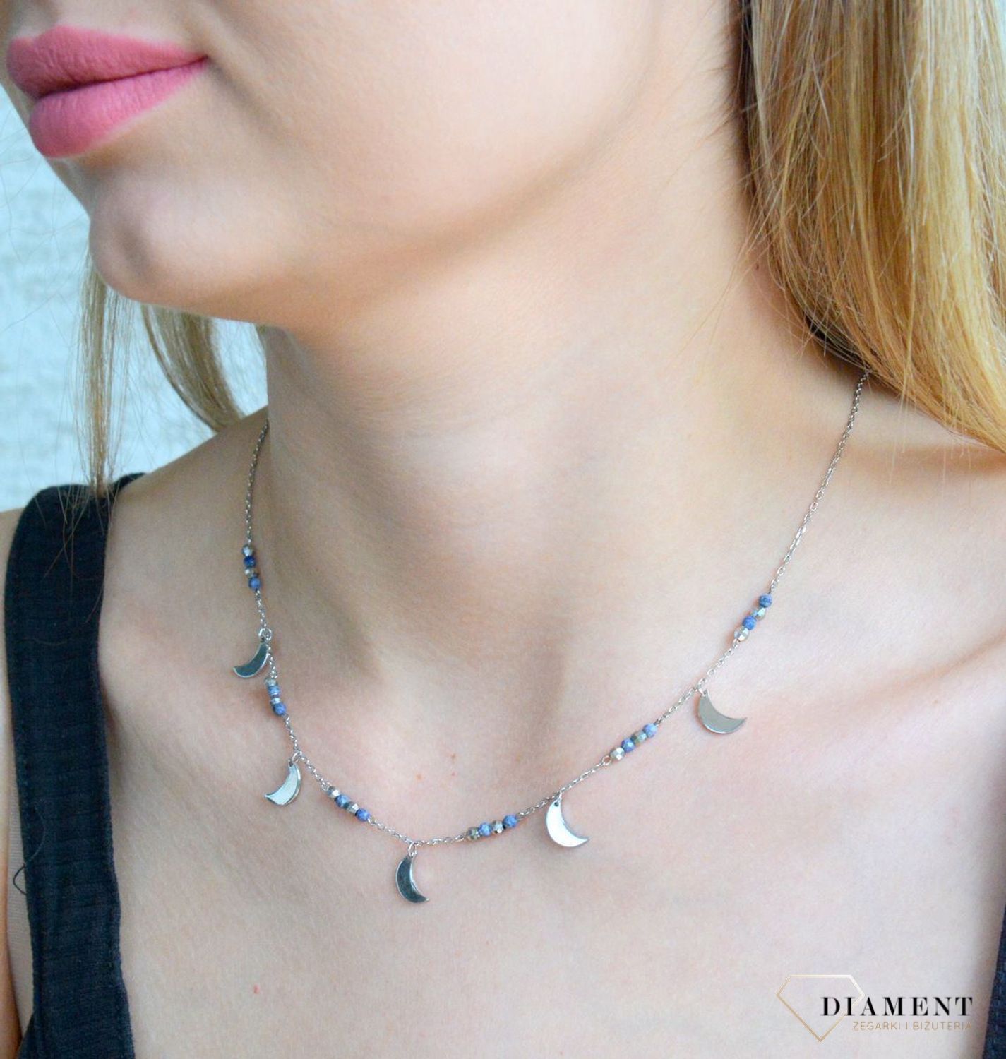 Srebrny naszyjnik celebrytka damska 925 księżyce z niebieskimi kamieniami DIA-NSZ-KSIEZYCE-925. Srebrny naszyjnik damski. Naszyjnik srebrny celebrytka. Srebrna celebrytka damska z zawieszkami. Srebrny naszyjnik celebrytka damska na pre (1).jpg