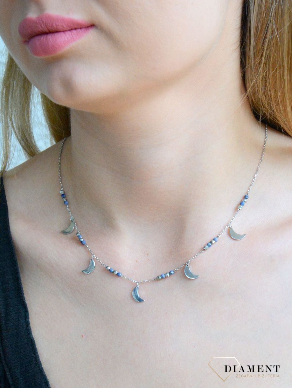 Srebrny naszyjnik celebrytka damska 925 księżyce z niebieskimi kamieniami DIA-NSZ-KSIEZYCE-925. Srebrny naszyjnik damski. Naszyjnik srebrny celebrytka. Srebrna celebrytka damska z zawieszkami. Srebrny naszyjnik celebrytka damska na pre (1).jpg
