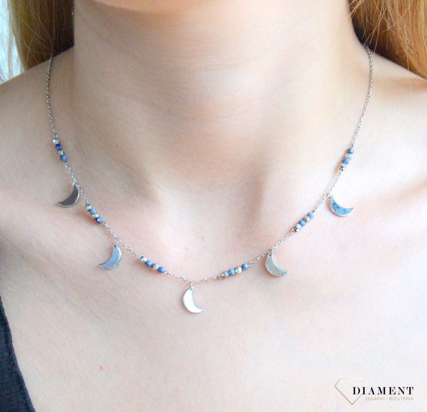 Srebrny naszyjnik celebrytka damska 925 księżyce z niebieskimi kamieniami DIA-NSZ-KSIEZYCE-925. Srebrny naszyjnik damski. Naszyjnik srebrny celebrytka. Srebrna celebrytka damska z zawieszkami. Srebrny naszyjnik celebrytka damska na pre (1).jpg