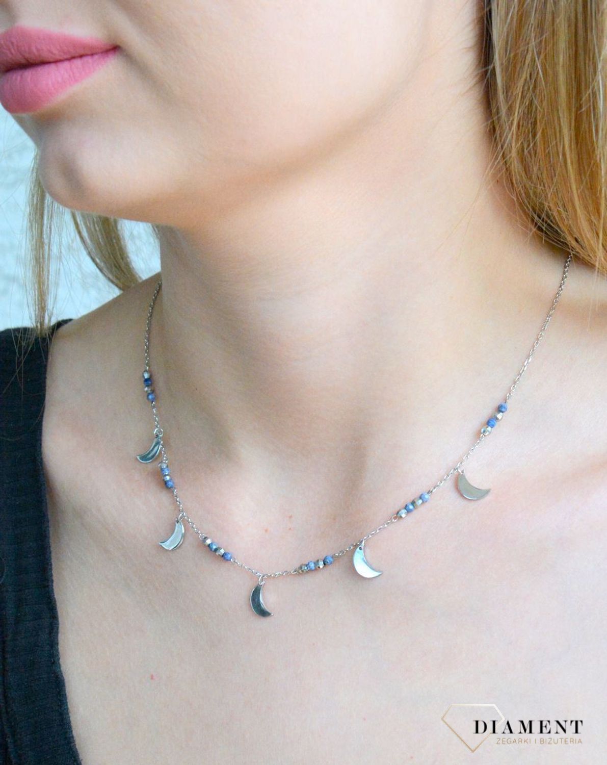 Srebrny naszyjnik celebrytka damska 925 księżyce z niebieskimi kamieniami DIA-NSZ-KSIEZYCE-925. Srebrny naszyjnik damski. Naszyjnik srebrny celebrytka. Srebrna celebrytka damska z zawieszkami. Srebrny naszyjnik celebrytka damska na pre (1).jpg