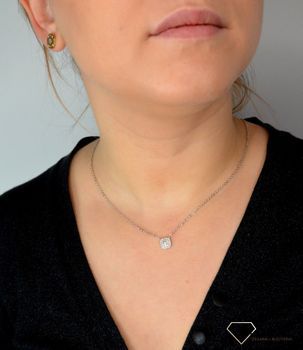 Srebrny naszyjnik celebrytka kwadracik z cyrkonią DIA-NSZ-KWADRACIK1-925. Srebrny naszyjnik z zawieszką w kształcie kwadratu ozdobiony błyszczącą cyrkonią (4).JPG