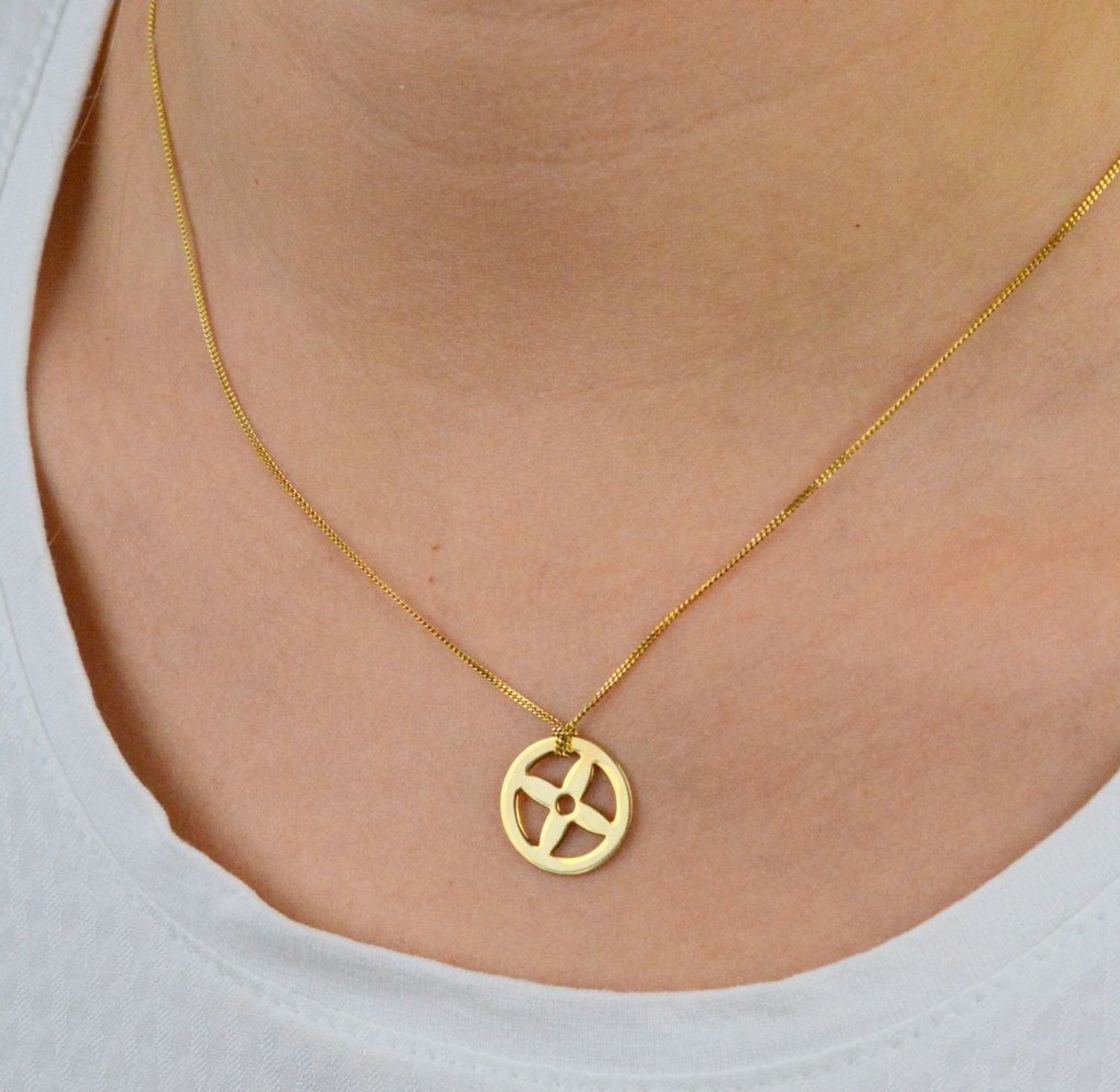 Naszyjnik damski celebrytka ala Mołek pozłacany DIA-NSZ-KWIATEK3-Z-925. Naszyjnik damski celebrytka. Naszyjnik damski celebrytka srebrny pozłacany. Celebrytka z zawieszką kwiatek..jpg