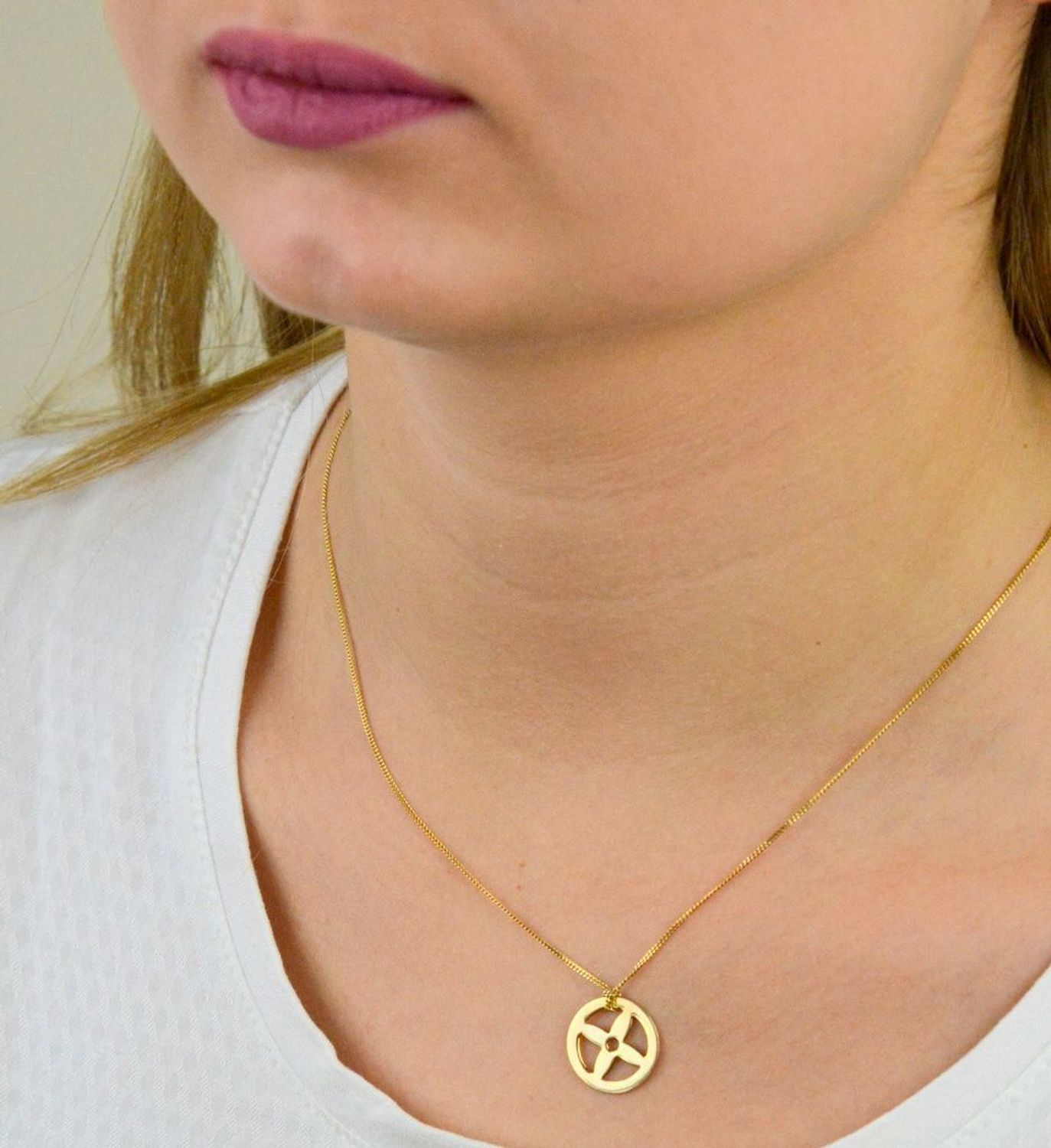 Naszyjnik damski celebrytka ala Mołek pozłacany DIA-NSZ-KWIATEK3-Z-925. Naszyjnik damski celebrytka. Naszyjnik damski celebrytka srebrny pozłacany. Celebrytka z zawieszką kwiatek..jpg