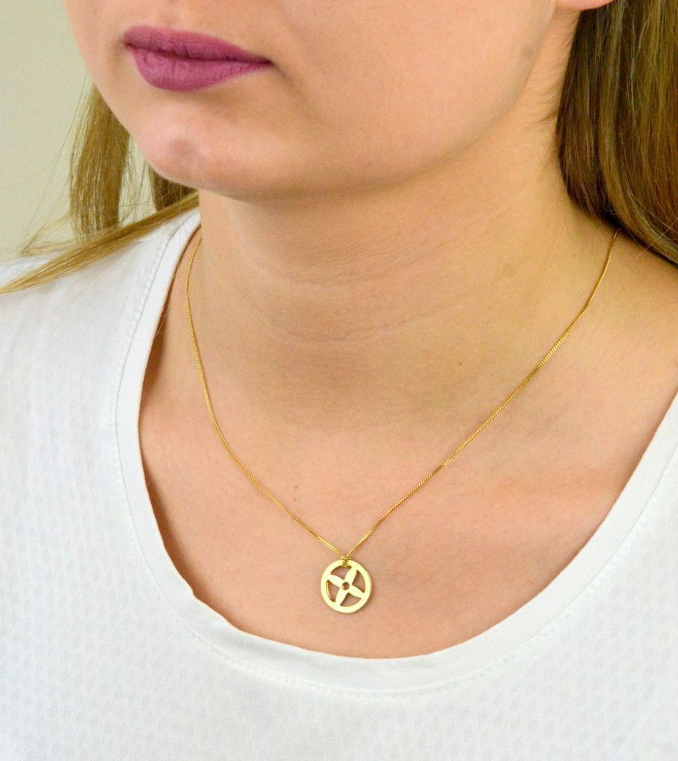 Naszyjnik damski celebrytka ala Mołek pozłacany DIA-NSZ-KWIATEK3-Z-925. Naszyjnik damski celebrytka. Naszyjnik damski celebrytka srebrny pozłacany. Celebrytka z zawieszką kwiatek..jpg