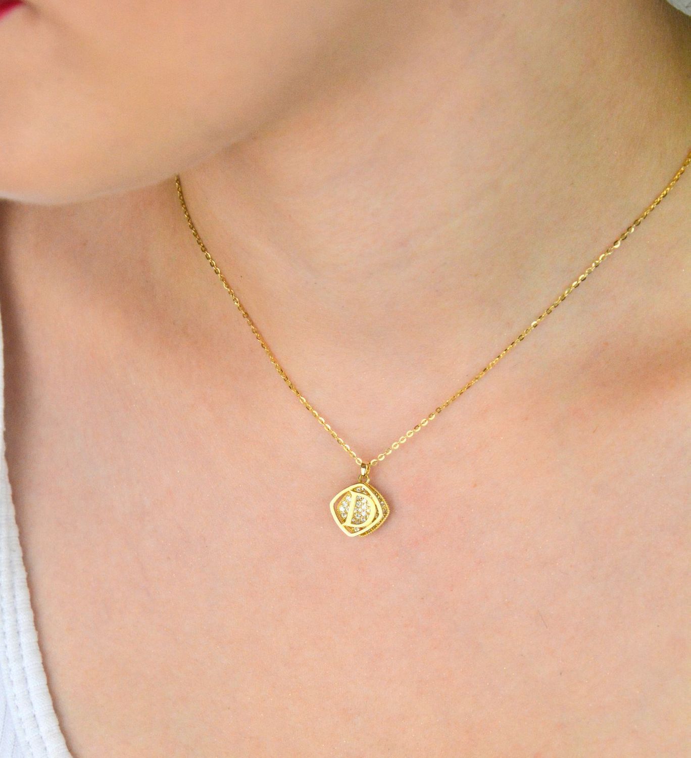 Naszyjnik damski pozłacany srebro 925 z literką D i cyrkonią. Długość 40 + 3 cm, zawieszki o wielkości 1,1 cm. Subtelna, personalizowana biżuteria na prezent.1.jpg