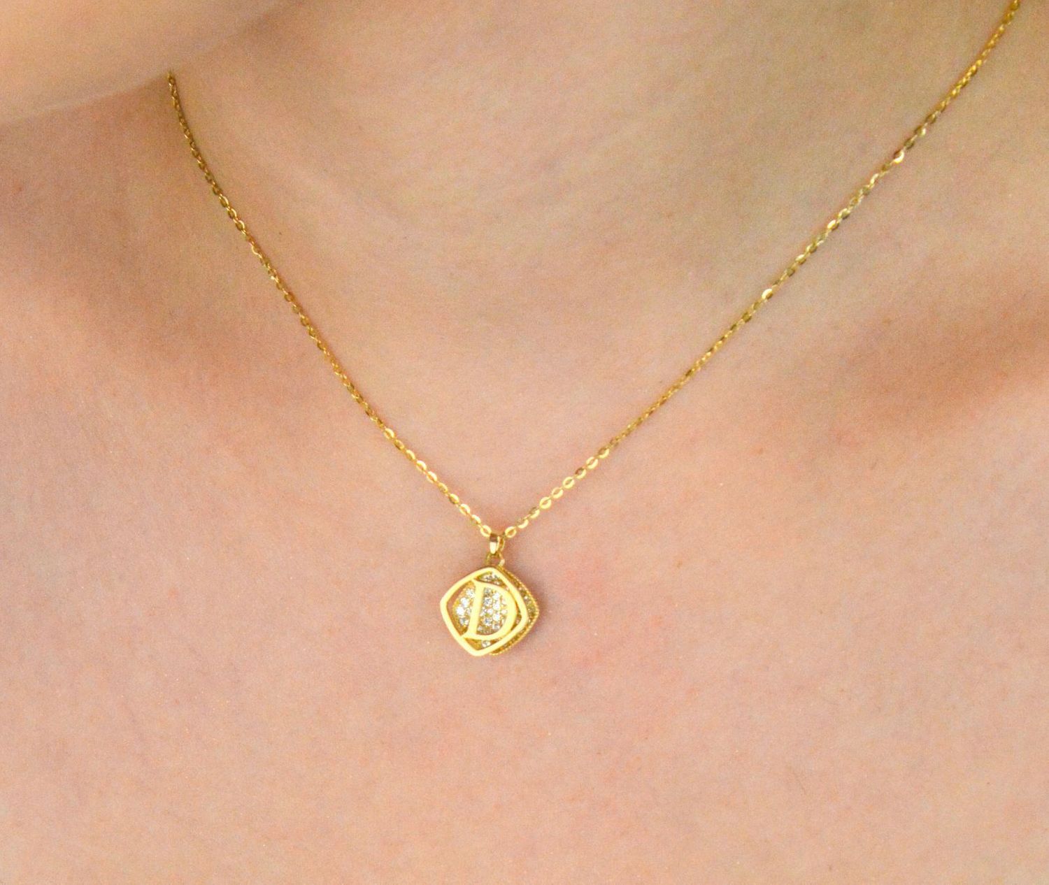 Naszyjnik damski pozłacany srebro 925 z literką D i cyrkonią. Długość 40 + 3 cm, zawieszki o wielkości 1,1 cm. Subtelna, personalizowana biżuteria na prezent.1.jpg