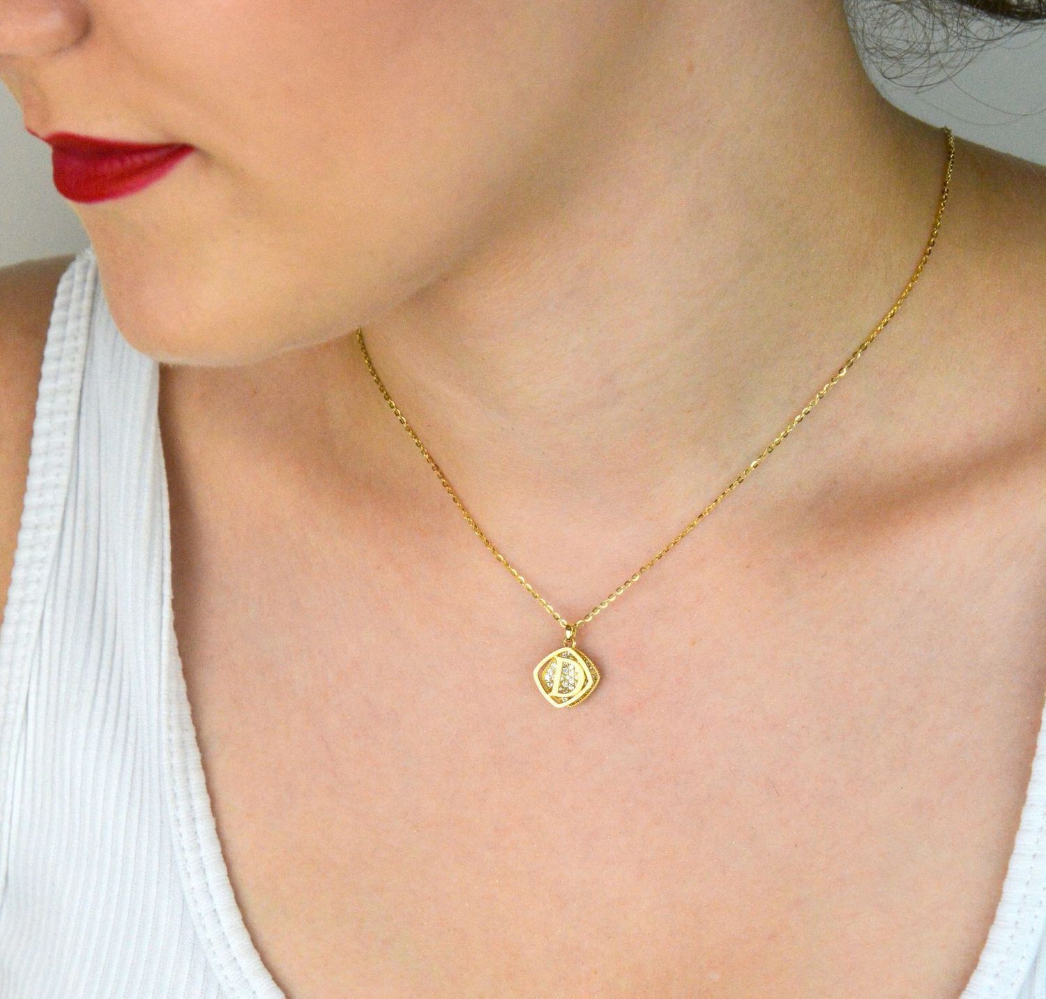 Naszyjnik damski pozłacany srebro 925 z literką D i cyrkonią. Długość 40 + 3 cm, zawieszki o wielkości 1,1 cm. Subtelna, personalizowana biżuteria na prezent.1.jpg