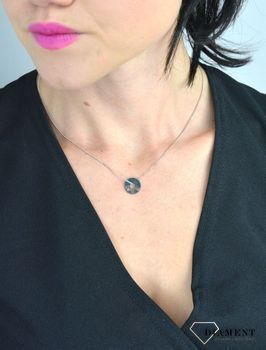 Srebrny naszyjnik celebrytka kółko z napisem LOVE DIA-NSZ-LOVE1-925. Model ozdobiono zawieszką w kształcie kółko z wyciętym napisem 'LOVE' (3).JPG