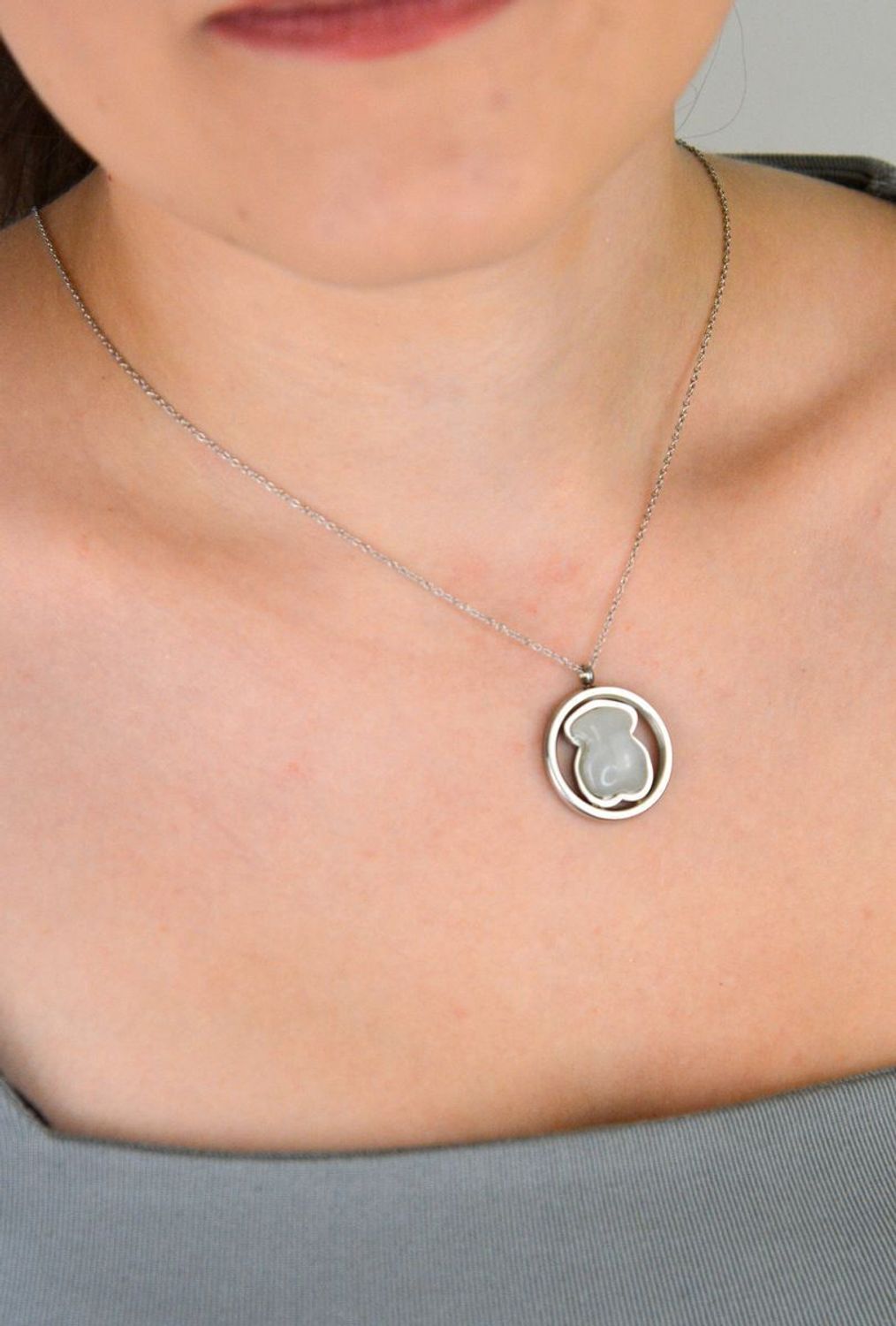 naszyjnik damski stalowy, naszyjnik z misiem, biżuteria ze stali, prezent dla kobiety, stalowy naszyjnik z zawieszką, Tuos biżuteria, naszyjnik modowy, naszyjnik perłowy, biżuteria dla niej 1.jpg