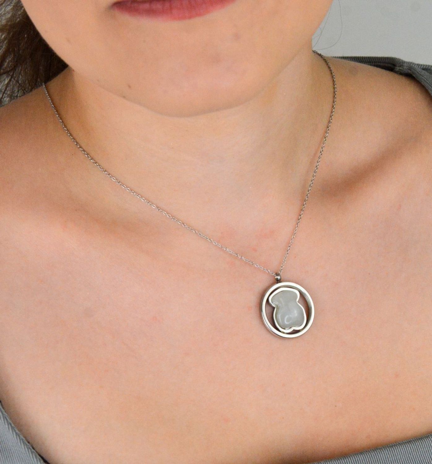 naszyjnik damski stalowy, naszyjnik z misiem, biżuteria ze stali, prezent dla kobiety, stalowy naszyjnik z zawieszką, Tuos biżuteria, naszyjnik modowy, naszyjnik perłowy, biżuteria dla niej 1.jpg