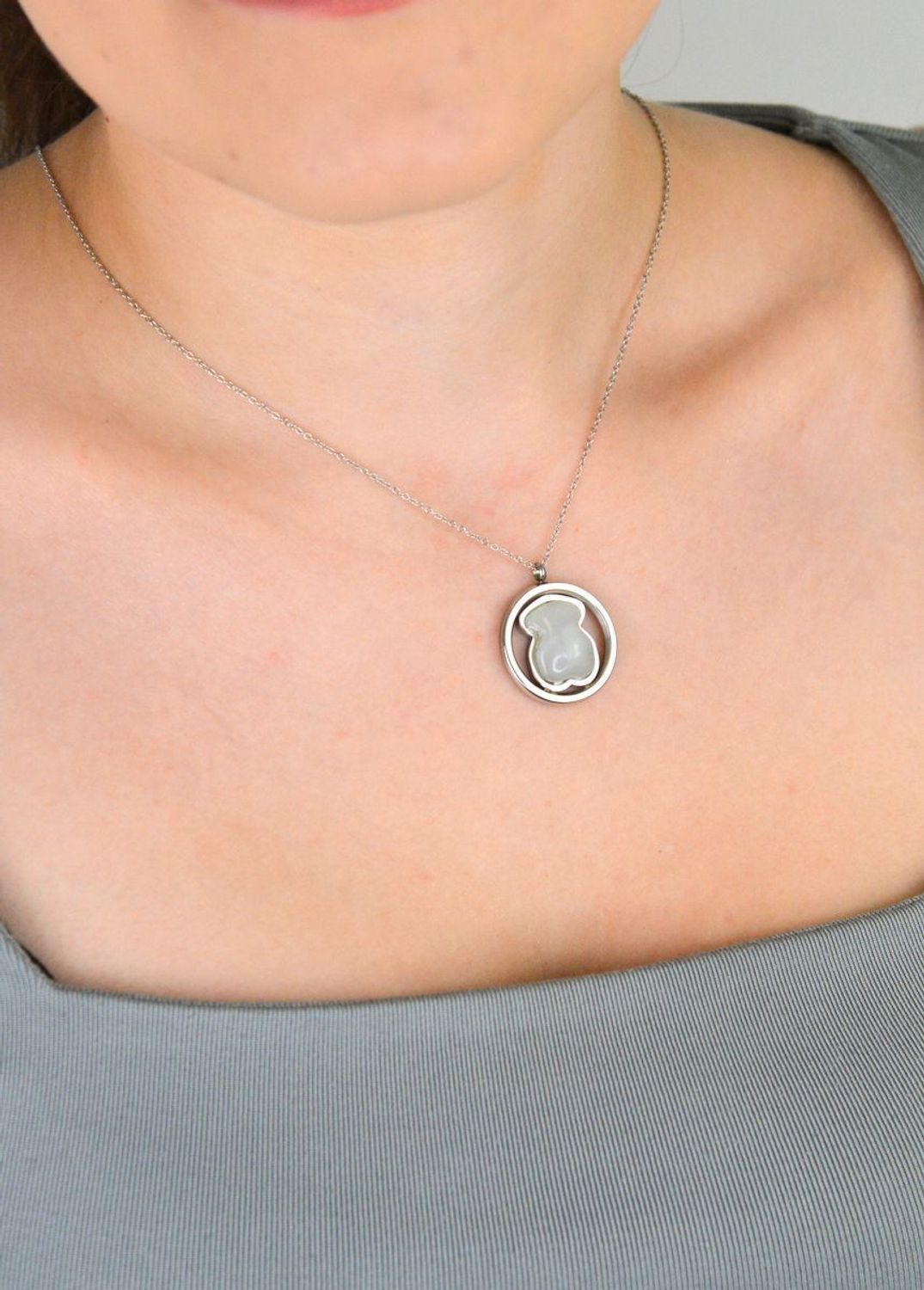 naszyjnik damski stalowy, naszyjnik z misiem, biżuteria ze stali, prezent dla kobiety, stalowy naszyjnik z zawieszką, Tuos biżuteria, naszyjnik modowy, naszyjnik perłowy, biżuteria dla niej 1.jpg