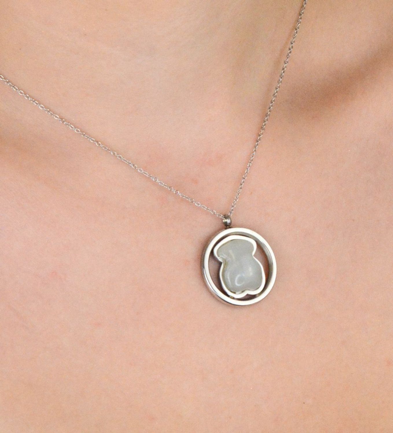 naszyjnik damski stalowy, naszyjnik z misiem, biżuteria ze stali, prezent dla kobiety, stalowy naszyjnik z zawieszką, Tuos biżuteria, naszyjnik modowy, naszyjnik perłowy, biżuteria dla niej 1.jpg