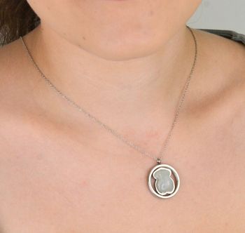 Naszyjnik damski ze stali szlachetnej z zawieszką w kształcie perłowego misia „Tuos”. Długość 45 cm (1).JPG