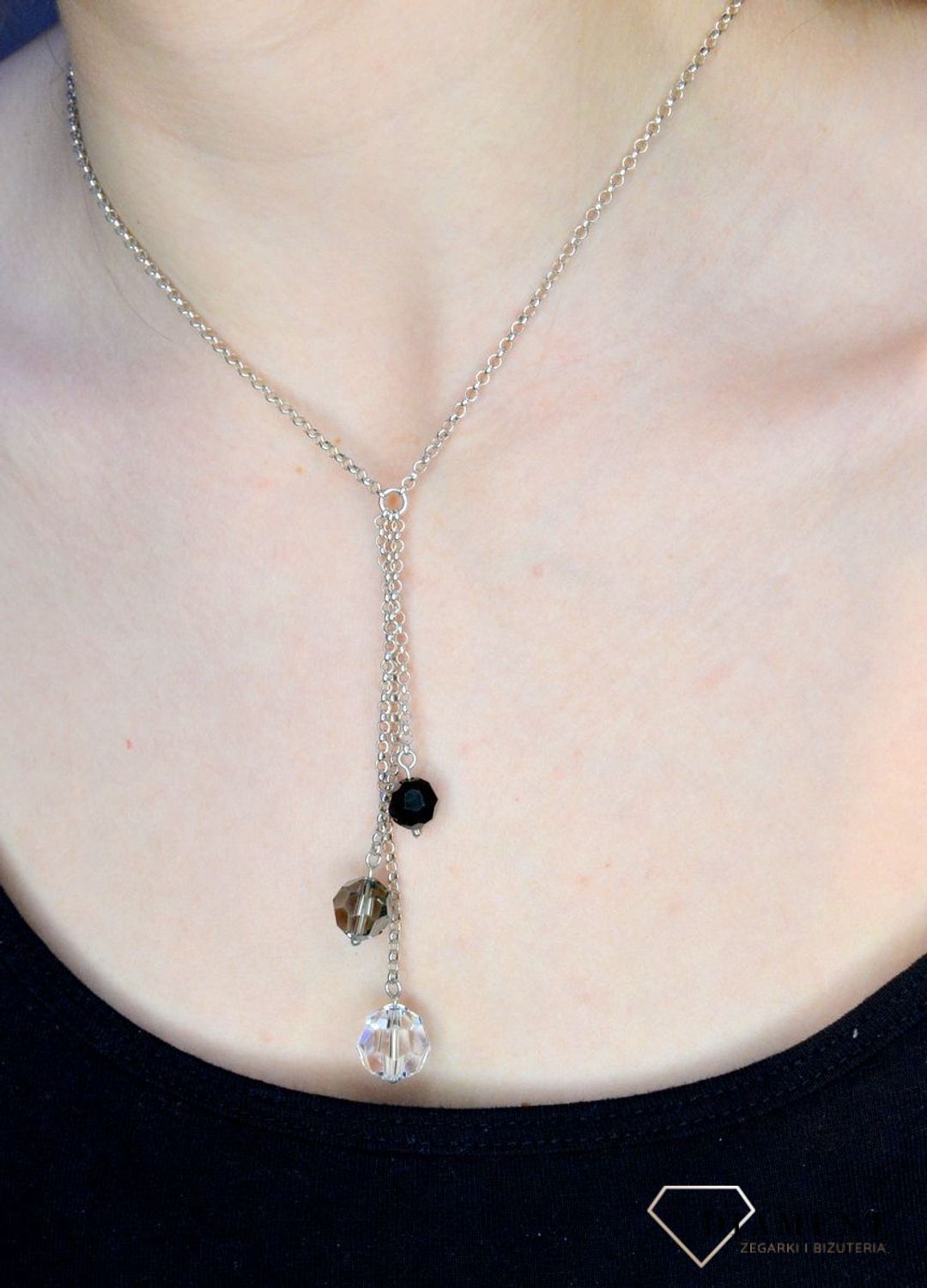 Srebrny naszyjnik damski z kryształem Swarovskiego DIA-NSZ-NE53014J-925. Elegancki i nowoczesny Naszyjnik damski srebrny. Naszyjniki ze kryształkami Swarovskiego od lat zachwyca elegancją i ponadczasowym pięknem. Idealny na pr.jpg