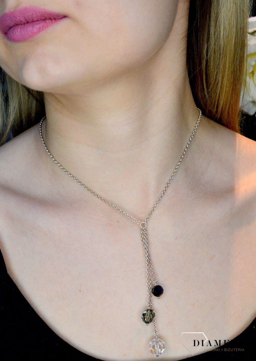Srebrny naszyjnik damski z kryształem Swarovskiego DIA-NSZ-NE53014J-925. Elegancki i nowoczesny Naszyjnik damski srebrny. Naszyjniki ze kryształkami Swarovskiego od lat zachwyca elegancją i ponadczasowym pięknem. Idealny na pr.jpg