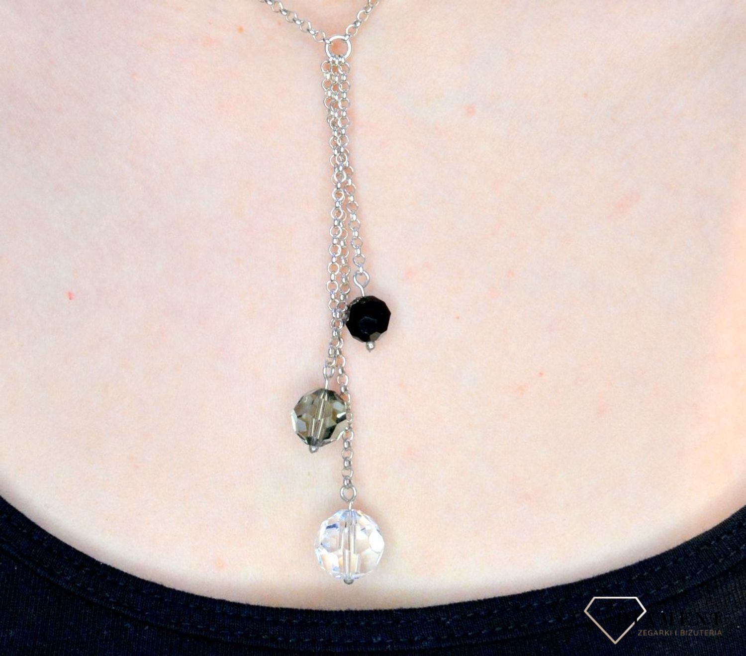 Srebrny naszyjnik damski z kryształem Swarovskiego DIA-NSZ-NE53014J-925. Elegancki i nowoczesny Naszyjnik damski srebrny. Naszyjniki ze kryształkami Swarovskiego od lat zachwyca elegancją i ponadczasowym pięknem. Idealny na pr.jpg