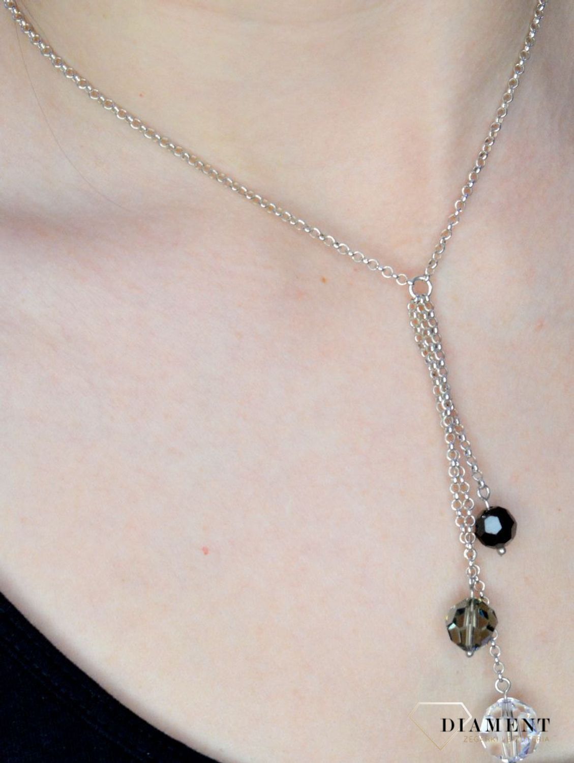 Srebrny naszyjnik damski z kryształem Swarovskiego DIA-NSZ-NE53014J-925. Elegancki i nowoczesny Naszyjnik damski srebrny. Naszyjniki ze kryształkami Swarovskiego od lat zachwyca elegancją i ponadczasowym pięknem. Idealny na pr.jpg