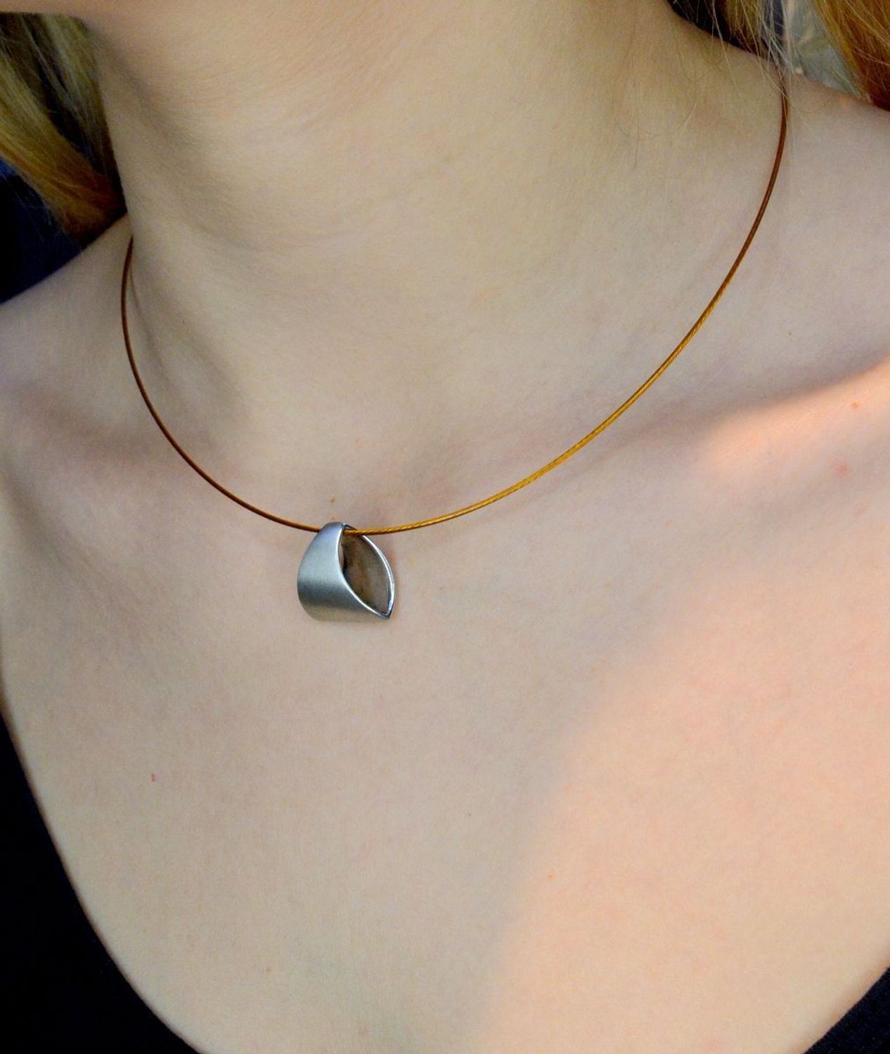 Naszyjnik obroża stalowa w kolorze pomarańczowym długość 45 cm DIA-NSZ-OBROŻA4-INNE (1).JPG