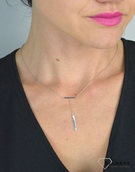 Srebrny naszyjnik celebrytka krawatka z patyczkiem DIA-NSZ-PATYCZEK1-925. Model ozdobiono elementem po środku (2).JPG