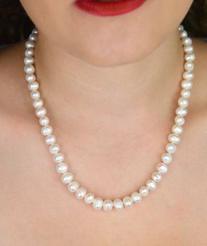 Naszyjnik z białych pereł hodowlanych 7–9 mm o nieregularnym kształcie. Długość 45 cm, supełkowany splot, magnetyczne zapięcie ze srebra 925 z cyrkonią. Elegancja i unikatowy styl (4).JPG