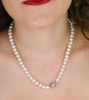 Naszyjnik z białych pereł hodowlanych 7–9 mm o nieregularnym kształcie. Długość 45 cm, supełkowany splot, magnetyczne zapięcie ze srebra 925 z cyrkonią. Elegancja i unikatowy styl (5).JPG