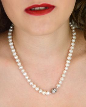 Naszyjnik z białych pereł hodowlanych 7–9 mm o nieregularnym kształcie. Długość 45 cm, supełkowany splot, magnetyczne zapięcie ze srebra 925 z cyrkonią. Elegancja i unikatowy styl (6).JPG