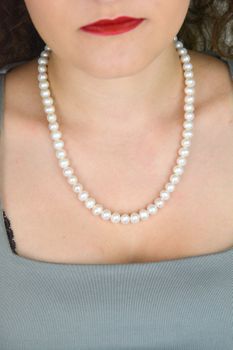 Klasyczny naszyjnik z białych pereł hodowlanych 8 mm, długość 43 cm. Supełkowy splot, zapięcie na srebrny karabińczyk (925). Elegancja na co dzień i wyjątkowe okazje.JPG