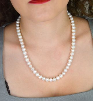 Klasyczny naszyjnik z białych pereł hodowlanych 8 mm, długość 43 cm. Supełkowy splot, zapięcie na srebrny karabińczyk (926). Elegancja na co dzień i wyjątkowe okazje.JPG