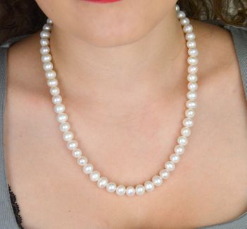 Klasyczny naszyjnik z białych pereł hodowlanych 8 mm, długość 43 cm. Supełkowy splot, zapięcie na srebrny karabińczyk (928). Elegancja na co dzień i wyjątkowe okazje.JPG