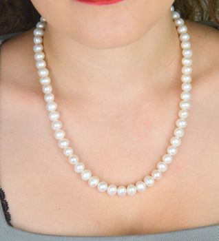 Klasyczny naszyjnik z białych pereł hodowlanych 8 mm, długość 43 cm. Supełkowy splot, zapięcie na srebrny karabińczyk (929). Elegancja na co dzień i wyjątkowe okazje.JPG