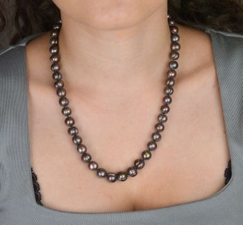 Naszyjnik z ciemnobrązowych pereł naturalnych 9 mm, długość 50 cm. Kształt zbliżony do ziaren kawy. Zapięcie beczułkowe ze srebra 925. Unikalny, elegancki dodatek do każdej stylizacji (2).JPG