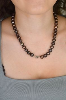 Naszyjnik z okrągłych brązowych pereł hodowlanych 10 mm, długość 45 cm. Supełkowy splot, zapięcie biżuteryjne ze srebra 925. Elegancka biżuteria na każdą okazję (1).JPG