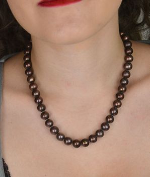 Naszyjnik z okrągłych brązowych pereł hodowlanych 10 mm, długość 45 cm. Supełkowy splot, zapięcie biżuteryjne ze srebra 925. Elegancka biżuteria na każdą okazję (2).JPG