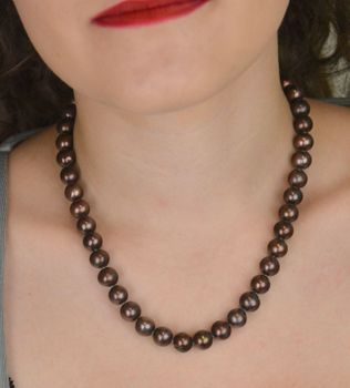 Naszyjnik z okrągłych brązowych pereł hodowlanych 10 mm, długość 45 cm. Supełkowy splot, zapięcie biżuteryjne ze srebra 925. Elegancka biżuteria na każdą okazję (3).JPG