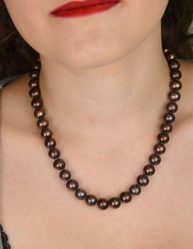 Naszyjnik z okrągłych brązowych pereł hodowlanych 10 mm, długość 45 cm. Supełkowy splot, zapięcie biżuteryjne ze srebra 925. Elegancka biżuteria na każdą okazję (4).JPG
