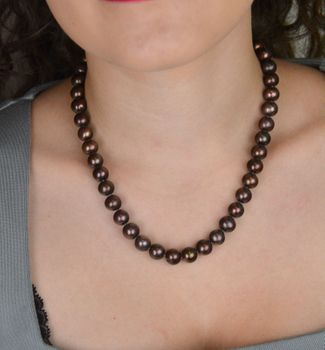 Naszyjnik z okrągłych brązowych pereł hodowlanych 10 mm, długość 45 cm. Supełkowy splot, zapięcie biżuteryjne ze srebra 925. Elegancka biżuteria na każdą okazję (5).JPG