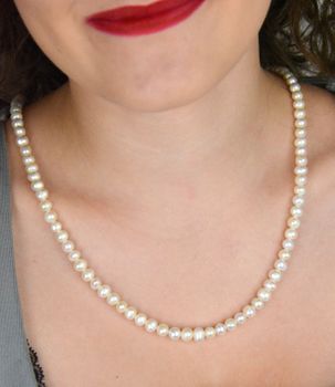 Naszyjnik z naturalnych pereł hodowlanych o średnicy 6 mm w kremowym odcieniu. Supełkowany ręcznie, długość 45 cm. Zapięcie beczułka ze srebra próby 925. Klasyczna, elegancka biżuteria na każdą okazję (1).JPG