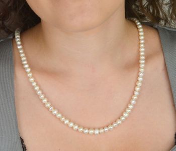 Naszyjnik z naturalnych pereł hodowlanych o średnicy 6 mm w kremowym odcieniu. Supełkowany ręcznie, długość 45 cm. Zapięcie beczułka ze srebra próby 925. Klasyczna, elegancka biżuteria na każdą okazję (2).JPG